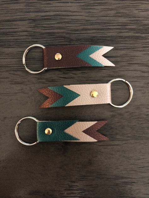 Leather Craft Keychain, Faux Leather Crafts To Sell, Keychain Leather Ideas, Simple Leather Keychain, Small Leather Crafts Diy, Easy Diy Leather Projects, Easy Leather Crafts To Sell, Leather Keyring Ideas, Leather Crafting Ideas