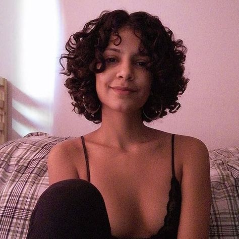 Round Face Hairstyles Long, Short Curly Hairstyles, Curly Hair Photos, Short Curly Haircuts, Short Curls, Haircuts For Curly Hair, Curly Hair Inspiration, Penteado Cabelo Curto, Curly Bob Hairstyles