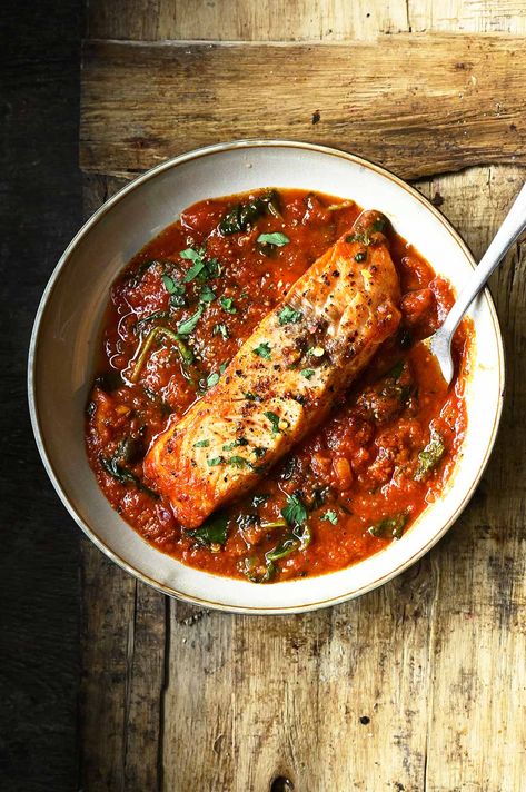 Spanish Style Salmon, Salmon Recepies, Serving Dumplings, High Protein Breakfasts, Arrabbiata Sauce, Protein Breakfasts, Best Salmon Recipe, Salmon Spinach, Plats Healthy