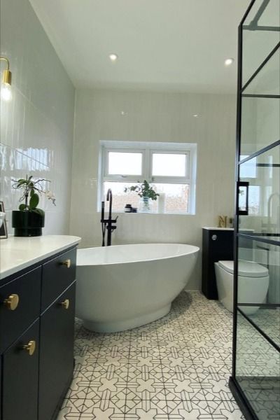 Rebecca from @the_oldpolicehouse on Instagram created a stunning monochrome bathroom with our Chelsea Freestanding Bath! Modern Eclectic Bathroom, White Floor Tiles, Eclectic Bathroom Design, Monochrome Bathroom, Main Bathroom Ideas, Her Bathroom, Big Baths, Alhambra Palace, Eclectic Bathroom