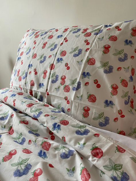 Summer Berries Bedding, Berry Sheets, Cherry Bedsheets, Farm Room Ideas Bedrooms, Red Themed Room, Summer Bed Sheets, Berry Bedding, Fruit Bedroom, Fruit Bedding