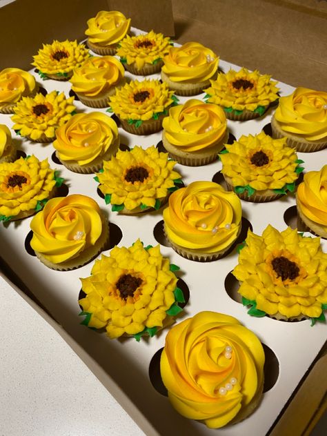 Beautiful sunflower cupcakes made with buttercream. 30th Birthday Sunflower Theme, Sunflower Themed Cupcakes, Simple Sunflower Cupcakes, Sunflower Themed Treats, Cupcakes With Flower Decoration, Sun Flower Cupcakes Ideas, Sunflower Theme Birthday Party Decorations, Graduation Sunflower Theme, Sunflower Pull Apart Cupcakes