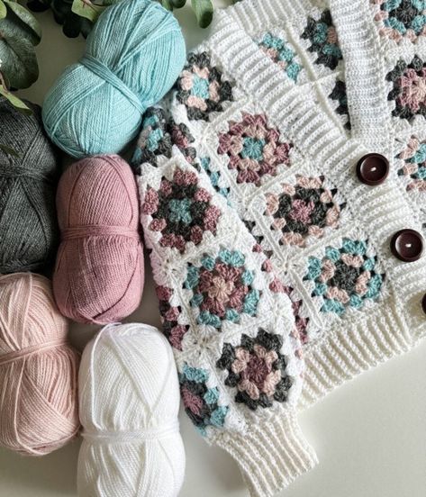 Granny Square Vest Haken, Crochet A Cardigan, Abstract Crochet, Easy Crochet Cardigan, Crocheted Sweaters, Granny Square Vest, Diy Crochet Cardigan, Crochet Cardigan Tutorial, Crochet Cardigan Free