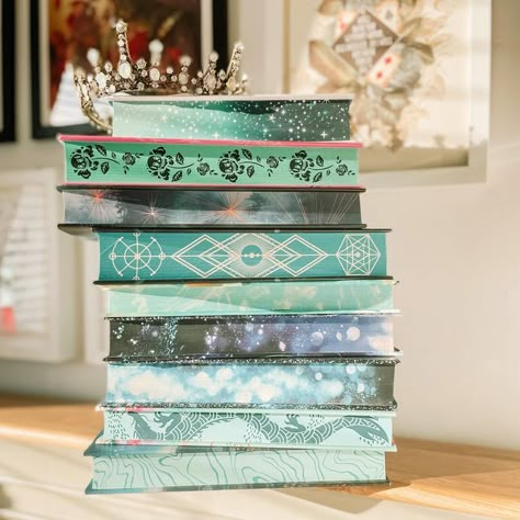 Stenciled Edges Books, Diy Book Edges, Stenciled Book Edges, Book Edges Painting, Sprayed Book Edges, Painted Edges Book, Fairyloot Books, Sprayed Edges Books, Painted Book Covers