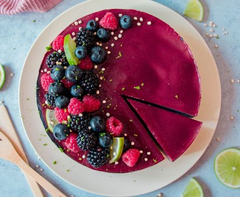 Easy Berry Cheesecake [Vegan] - One Green Planet Raspberry Cheesecake Decoration, Cheesecake Decoration Birthday, Painted Cheesecake, Blueberry Cheesecake Decoration, Strawberry Cheesecake Decoration Ideas, Cheesecake Decorating Ideas Birthday, Birthday Cheesecake Decoration, Cheesecake For Birthday, Cheesecake Decorations