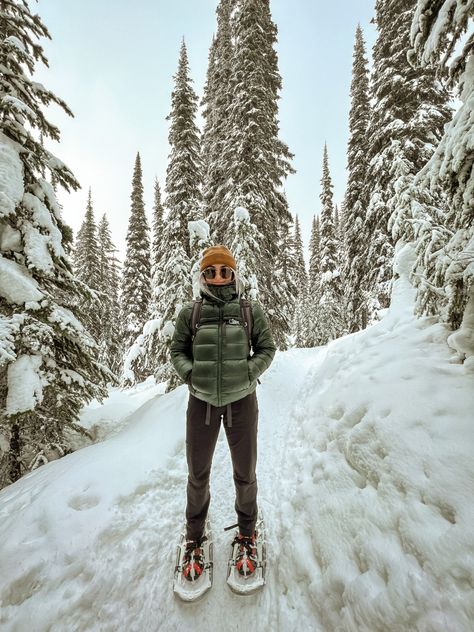 Snowshoe Outfits For Women, Snowy Hiking Outfit, Hiking Snow Outfit, Snow Shoeing Outfit, Snowshoe Aesthetic, Outdoorsy Winter Outfits, Winter Sport Aesthetic, Snow Shoes Outfit, Snowshoeing Aesthetic