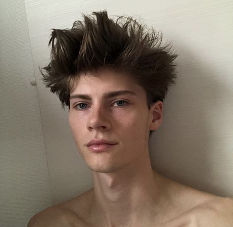 Fabian Gray Fabian Gray, Brown Hair Boy, Brown Hair Men, Men Photography, Tumblr Boys, Head Hair, Face Claims, Brown Hair, Mens Hairstyles