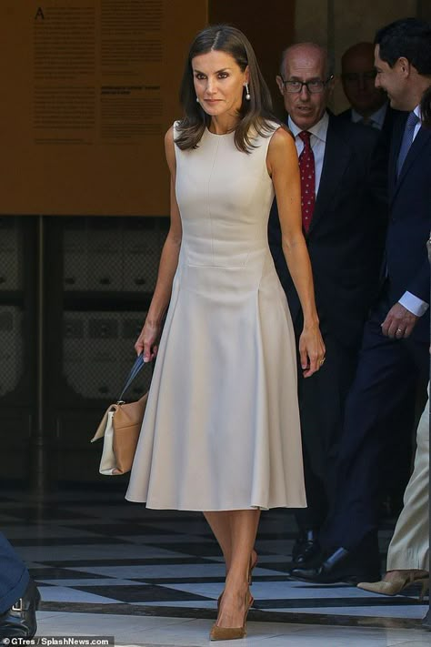 Queen Letizia attends inauguration ceremony of 'The Longest Journey' exhibition in Seville Summer Dresses For Work, Dresses For The Office, White Dress For Women, Queen Leticia, Office Wear Dresses, Inauguration Ceremony, Queen Letizia Style, Queen Style, Queen Fashion