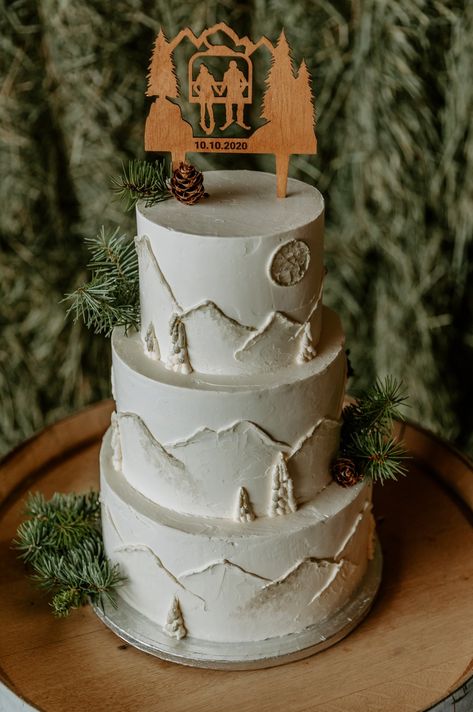 Elegant cake. Ski cake. Wedding cake. Coolcaketoppers on Etsy Anna Nichol Photography Mountain Scene Wedding Cake, Outdoor Theme Wedding Cake, Mountain Cake Wedding, Camp Wedding Cake, Mountain Grooms Cake, Mountains Wedding Cake, Aspen Tree Wedding Cake, Adventure Wedding Cake, Rustic Mountain Wedding Cake