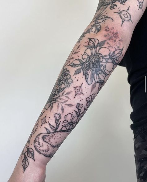 Tattoo Sleeve Space Filler, Inner Bicep Filler Tattoo, Grunge Tattoo Sleeve Woman, Girly Sleeve Fillers, Sleeve Tattoo Flowers Woman, Flower Tattoos Patchwork, Patchwork Sleeve With Vines, Tattoo Filler Mandala, Patchwork Sleeve With Big Tattoos