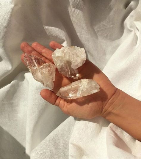 Crystals For Sleep, Crystal Photography, Crystal Vibes, Crystal Aesthetic, Power Crystals, Crystal Shop, Clear Quartz Crystal, Crystal Collection, Crystal Gems