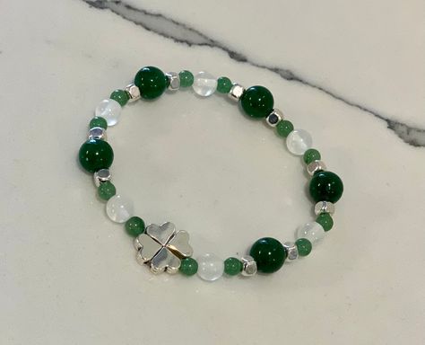 Bracelets Green, Girly Bracelets, Be The Good, Green Aventurine Stone, Green Beaded Bracelets, Green Accessories, Green Bracelet, 4 Leaf Clover, Stone Bracelets