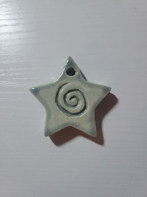 Star With Swirl, Ceramic Star Bowl, Star Clay Dish, Small Sculpture Ideas Clay, Diy Clay Pendants, Ceramic Charms Diy, Aesthetic Ceramics Ideas, Grunge Clay Ideas, Clay Diy Aesthetic