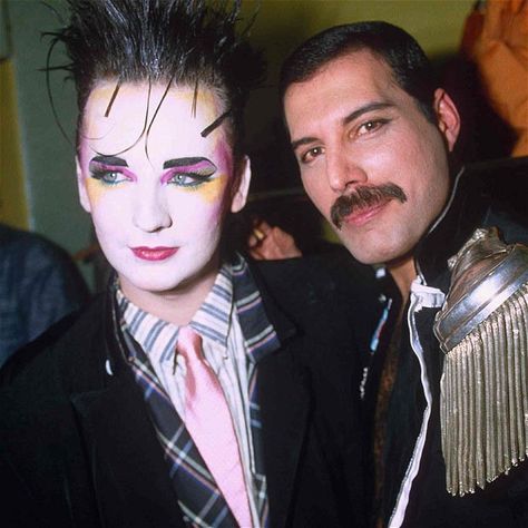 Boy Georg with Freddie Mercury at the Fashion Aid Charity Show at Royal Albert Hall London, Britain in 1985 Matt Dillon, Freddy Mercury, Tony Curtis, A Kind Of Magic, Terry Richardson, Danny Devito, Billy Idol, Queen Freddie Mercury, Culture Club