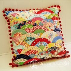 Clamshell (clambake) cushion made by Granny Maud's Girl Clamshell Quilt, Pillow Cases Diy, Sewing Cushions, Patchwork Cushion, Bantal Sofa, Patchwork Pillow, Sewing Pillows, Clam Shell, Quilted Pillow