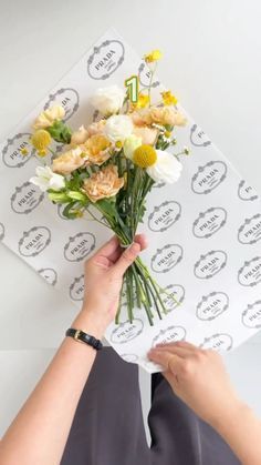 Diy Bouquet Wrap, Gift Wrapping Techniques, Flower Bouquet Diy, Seni Dan Kraf, Flower Gift Ideas, Gifts Wrapping Diy, Bouquet Wrap, Flowers Bouquet Gift, How To Wrap Flowers