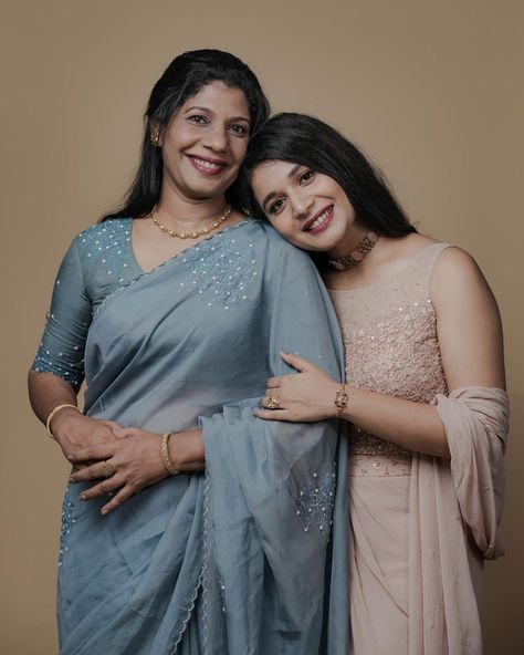 Mother Daughter Poses Indian, Indian Mother Daughter Photography, Poses With Bridesmaids, Indian Family Photography, Diwali Poses, Mother Daughter Photography Poses, Mom Daughter Photos, Mother Daughter Poses, Saree Pose