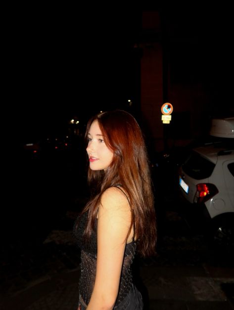 Girl with brown hair and a sequin top is standing in the street at night Cool Photo Ideas With Friends, Instagram Flash Photos, Insta Portrait Ideas, Night Ig Photos, Nighttime Flash Photoshoot, Digital Camera Photoshoot Ideas, Flash Camera Photoshoot, Dark Photo Ideas Instagram, Pictures In The Dark With Flash