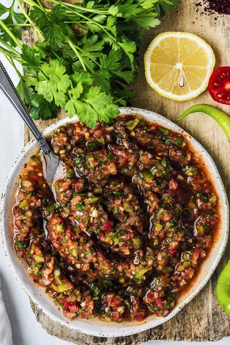 Turkish ezme is an addictive salad dip served with kebabs. Pair it with any dish you like. Makes a perfect appetizer or meze too when served with chips. #ezme #ezmerecipe #ezmesalad #turkishezme #turkishmeze Turkish Grilled Meat, Turkish Dips Sauce Recipes, Ezme Recipe, Ezme Salad, Easy Sauces, Food Turkish, Arabisk Mad, Turkish Salad, Middle East Recipes