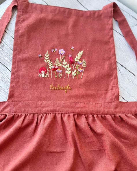 Embroidered Apron for Mum ☘️💚 #handmadeapron #flowerapron #embroideredapron Order on Stitcheryzone.com to save 20% OFF 🤙 Embroidery Aprons, Apron Women, Bunny Garden, Spiral Crochet, Apron Ideas, Handmade Aprons, Crochet Car, Mexican Embroidery, Floral Apron