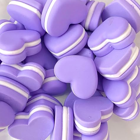 Purple Candy Aesthetic, Mothers Day Cookies Decorated, Purple Macarons, Mothers Day Treats, Mothers Day Cookies, Purple Desserts, Heart Shaped Cookie, Cookies Cute, Pastel Winter