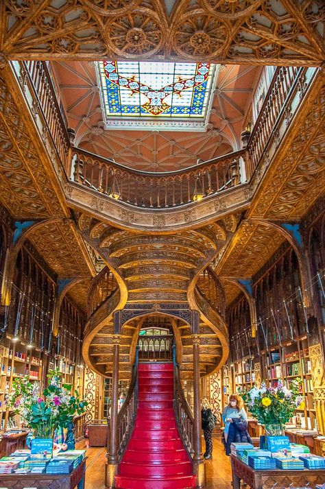 Inside the historic Livraria Lello & Irmao - Porto, Portugal - rossiwrites.com Porto Portugal Aesthetic, Bae Cation, Travel To Portugal, Porto Portugal Travel, Portugal City, Livraria Lello, Portugal Style, Backpacking Spain, Portugal Cities