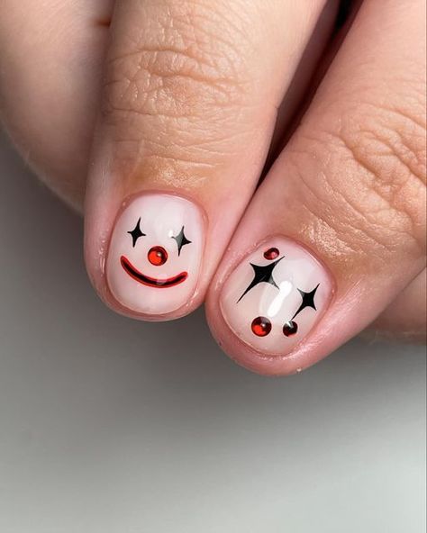 Cute Clown Nails, Short Clown Nails, Circus Nails Designs, Gel Short Nails Ideas, Funky Halloween Nails, Short Nail Inspi, Painted Nails Ideas, Cute Clown Tattoo, Zombie Base