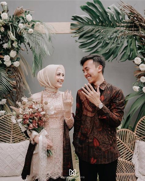 The Bride Dept on Instagram: “Congratulations @helminursifah on your engagement! All the best with the wedding plans and may your relationship last forever!…” Pose Pengantin, Muslimah Wedding, Foto Wedding, Batik Couple, Engagement Photography Poses, Hijab Wedding, Pre Wedding Poses, Engagement Decorations, Engagement Poses