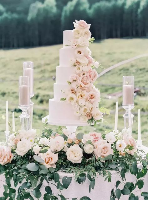 31 Wedding Cake Table Décor Ideas Wedding Cake Table Ideas, Wedding Sicily, Wedding Cake Hydrangea, Wedding Cake With Flowers, Wedding Cake Table Decorations, Tall Wedding Cakes, Cake Display Table, Wedding Cake Display, Cake With Flowers