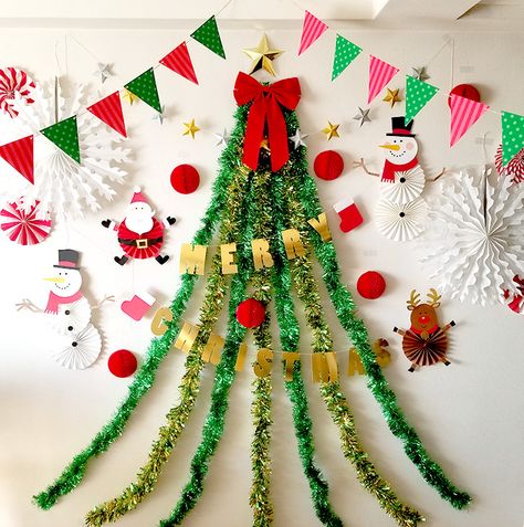 Christmas Photo Backdrop Ideas, Christmas Trees Ideas, Classroom Christmas Decorations, Kids Christmas Party, Christmas Balloons, Office Christmas Decorations, Ribbon On Christmas Tree, Christmas Backdrops, Christmas Classroom