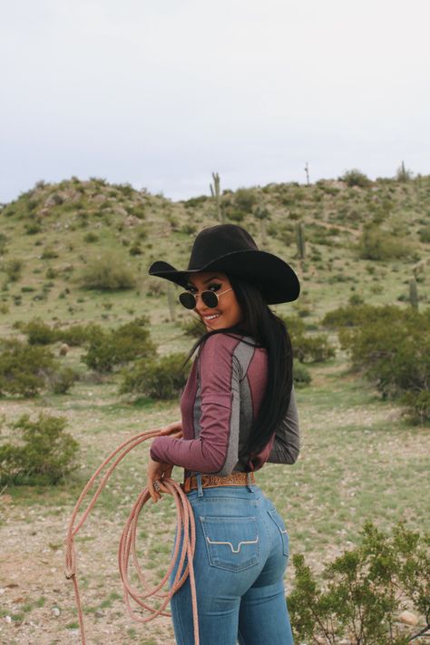 Wearing Lola light wash kimes and a noble outfitters top Ranch Style Clothes For Women, Wrangler Jean Outfits Woman, Women Ranch Outfits, Summer Ranch Outfits, Western Asethic Outfits, Southern Outfits Winter, Country Girl Outfits Black Women, Cowgirl Outfits Jeans, Western Country Outfits Women