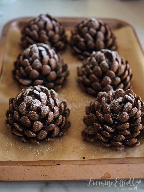 How To Make Edible Pine Cones, Pine Cone Cake Decoration, Oreo Pine Cones, Pine Cone Desserts, Pinecone Cake Pops, Cone Appetizer Ideas, Pine Cone Cupcakes, Chocolate Pinecones Recipes, Pine Cone Truffles