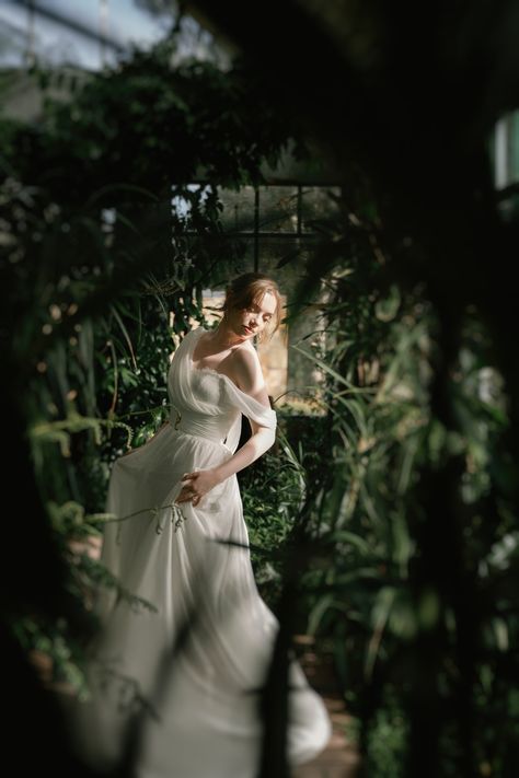 Forest Bridal Photoshoot, Cave Photoshoot, Garden Bridal Portraits, Whimsical Wedding Photography, Photo Bride, Bride Photos Poses, Bridal Poses, Bridal Photoshoot, Bridal Portrait