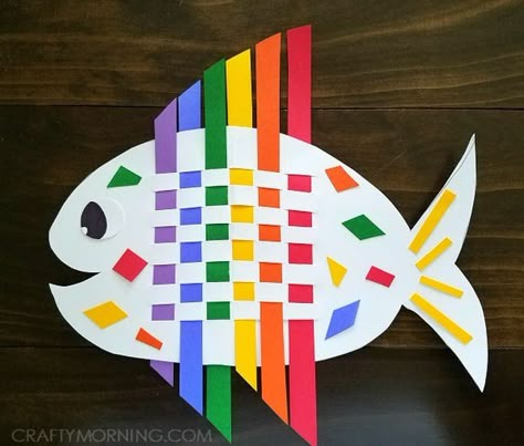 Ocean Kids Crafts, Rainbow Fish Crafts, The Rainbow Fish, Crafty Morning, Beach Themed Crafts, Daily Crafts, Construction Paper Crafts, Fish Crafts, Paper Weaving