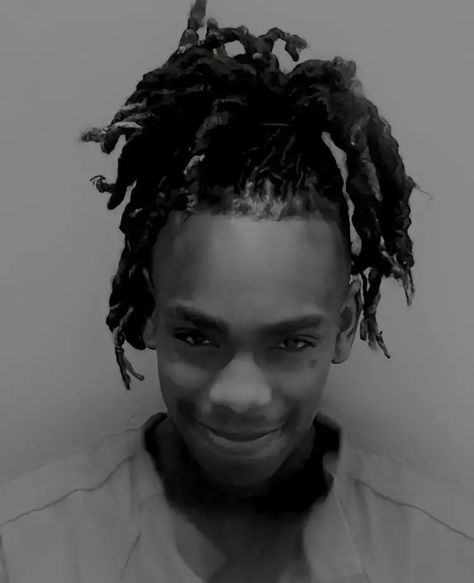 Ynw Melly Black And White, Mug Shots Aesthetic, Dark Rapper Aesthetic, Cyberghetto Aesthetic, R&b Aesthetic, Celebrity Mugshots, Ynw Melly, Hot Pink Wallpaper, Cute Box Braids