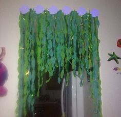 Seaweed decor for under the sea party made of streamer and tissue paper! 4de Verjaardag, Sea Party Ideas, Spongebob Birthday, Fiesta Tropical, Sea Birthday Party, Mermaid Baby Showers, Mermaid Parties, Little Mermaid Birthday, Mermaid Theme Birthday