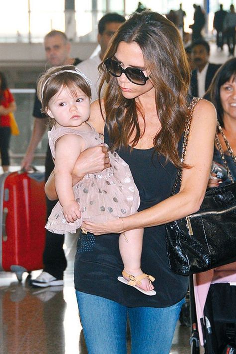 Victoria Beckham with her cute little daughter Harper Beckham Harper Seven Beckham, David Beckham Family, Viktoria Beckham, Beckham Family, The Beckham Family, David Beckham Style, Harper Beckham, Family Clothes, Bend It Like Beckham