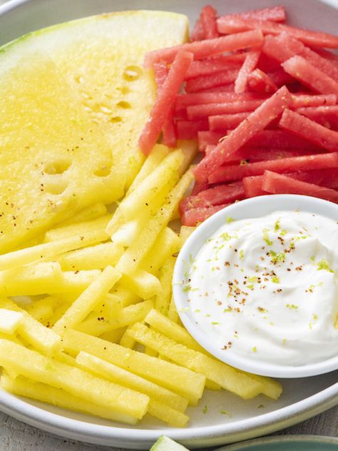 Ways To Serve Watermelon, Watermelon Fries, Watermelon Fries With Strawberry Dip, Watermelon Fries And Dip, Ways To Eat Watermelon, Watermelon Pizza Recipes, Watermelon Snack, Watermelon Sticks, Summer Succotash