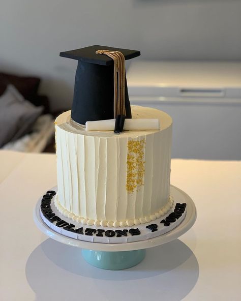 Single Tier Graduation Cake, Butter Cream Graduation Cakes, Buttercream Graduation Cake, Healthy Juice Drinks, Butter Icing, Baking Business, Easy Cake Decorating, Graduation Cake, Cake Business