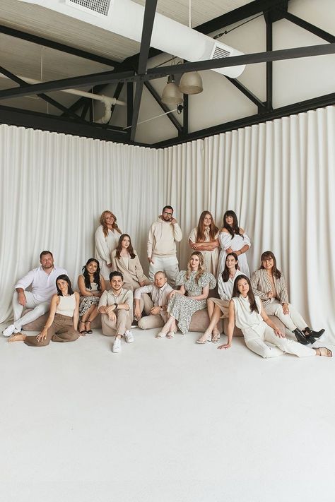 Homey Photoshoot Ideas, Large Team Photos, Large Group Of Women Photoshoot, Group Of 12 Photo Poses, Linen Family Photoshoot, Company Group Photoshoot Ideas, Big Group Photoshoot, Large Group Photoshoot, Big Family Photo Shoot Ideas Group Poses