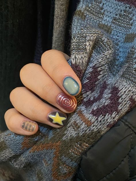 Nails Aesthetic Picture, Cool Manicure Ideas, Cool Girl Nails Short, Garbo Core Nails, Short Indie Nails, Twee Style Nails, Nail Art Alternative, Cute And Easy Fall Nails, Weird Short Nails