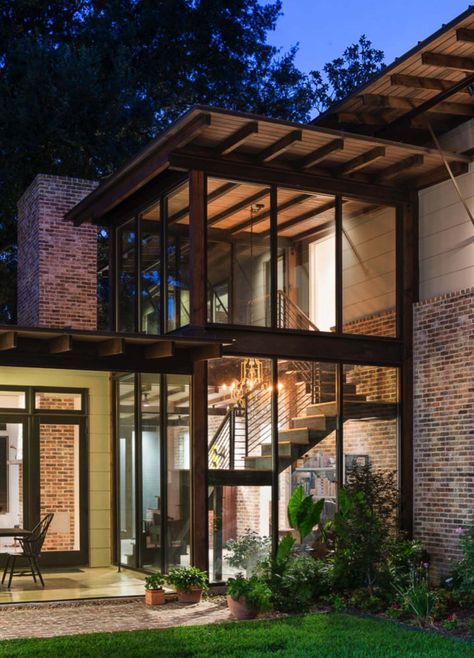 Contemporary home with a rustic twist in a historic Texas neighborhood #house #staircase Staircase Contemporary, Renovation Facade, Staircase Outdoor, Contemporary Staircase, Rustic Exterior, Exterior Stairs, House Extension Design, Coastal Living Rooms, Ocean Drive