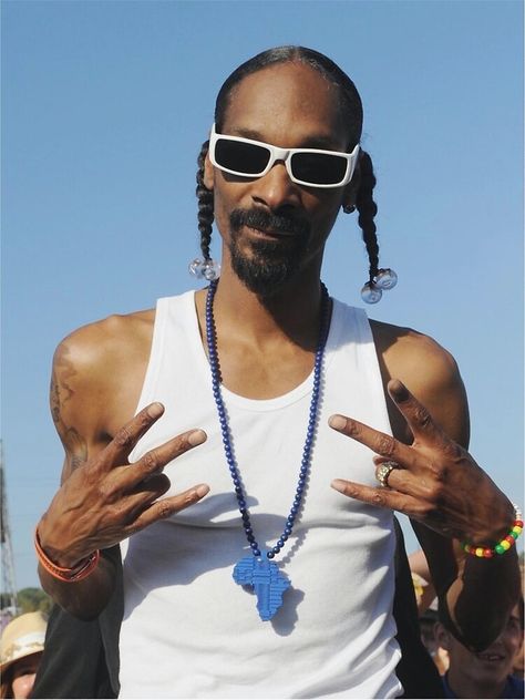 90s Hiphop, Snoop Dog, Rap Aesthetic, Hip Hop Outfits, Iconic Photos, Snoop Dogg, Square Sunglasses Men, Lightweight Hoodie, Oakley Sunglasses