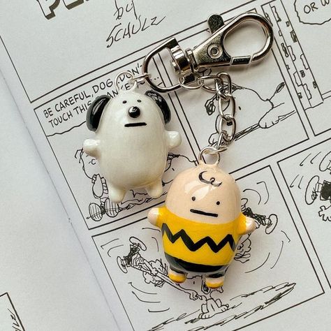 Clay Decorations Aesthetic, Polymer Clay Crafts Keychain, Snoopy Clay Figures, Snoopy Clay Charm, Cute Clay Gift Ideas, Clay Keychain Aesthetic, Cute Clay Keychains, Snoopy Clay, Polymer Keychain