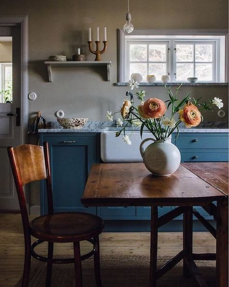 Scandi Kitchen, Interior Vintage, 아파트 인테리어, Scandinavian Kitchen, Hus Inspiration, Old Kitchen, Classic Decor, Scandinavian Home, Küchen Design