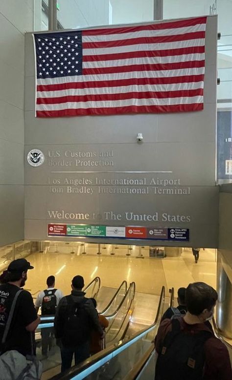 Usa Airport, Summer Bag Essentials, Los Angeles Airport, Airport Pictures, Female Cop, Night Biking, Los Angeles International Airport, Uk Flag, Bag Essentials