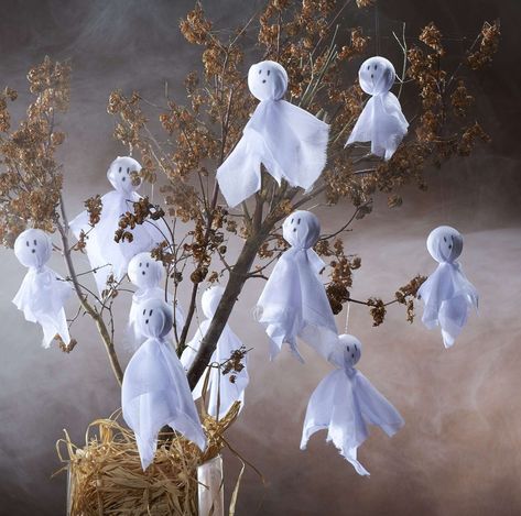 How To Make Ghosts, Diy Ghost Decoration, Diy Halloween Ghosts, Halloween Hanging Ghost, Halloween Tree Decorations, Diy Ghost, Dekorasi Halloween, Halloween Diy Outdoor, Halloween Ghost Decorations