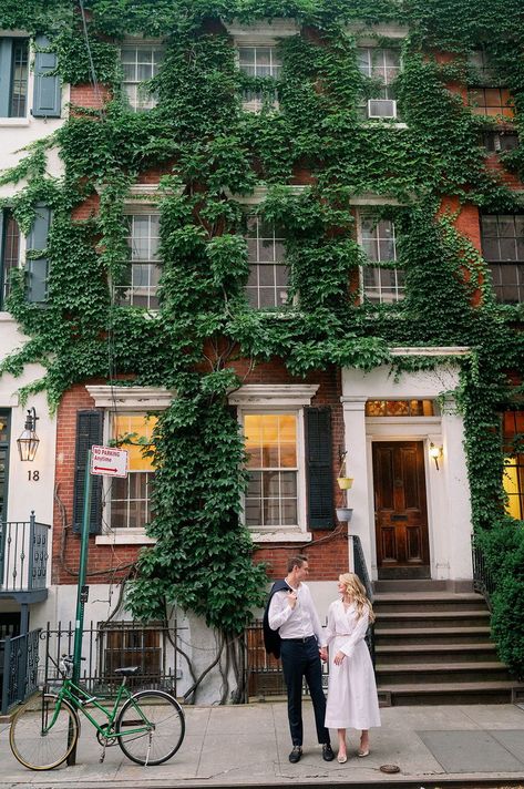 Dreaming of a romantic engagement photoshoot in New York City? The West Village beckons with its undeniable charm, featuring cobblestone paths, classic brownstone buildings, and pockets of greenery. Immerse yourself in this timeless backdrop for your photos. Explore 31 unique engagement photo location ideas for non traditional engagement photos, classy engagement photos, and engagement photo poses on the blog at katherinemarchand.com! Nyc Engagement Photos West Village, West Village Engagement Shoot, Old City Engagement Photos, Nyc Fall Engagement Photos, Boston Engagement Photos Fall, Graffiti Engagement Photos, Downtown Kansas City Engagement Photos, Soho Nyc Engagement Photos, Unposed Engagement Photos