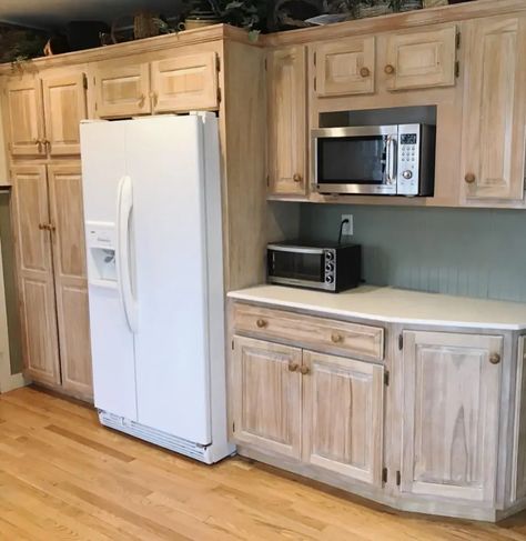 Wait until you see how I painted these wood cabinets with chalk paint! The result is amazing and I can't believe it took me this long to just paint them! Don't spend all that money replacing cabinets. Paint them! #diyprojects #farmhousekitchen #homedecor #paintedcabinets #paintingcabinetswhite #modernfarmhouse #fixerupperstyle #paintwoodcabinets #paintcabinetswithchalkpaint #chalkpaintingcabinets Paint Wood Cabinets, Whitewash Kitchen Cabinets, Whitewash Cabinets, Painting Wood Cabinets, Chalk Paint Cabinets, Chalk Paint Kitchen Cabinets, Kitchen Cabinet Interior, Chalk Paint Kitchen, Paint Kitchen Cabinets