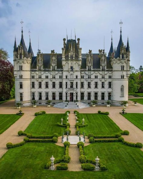 Chateau House, Angers France, Gothic Castle, French Castles, Apartment Architecture, Chateau France, Luxury Estate, Horse Barns, French Chateau